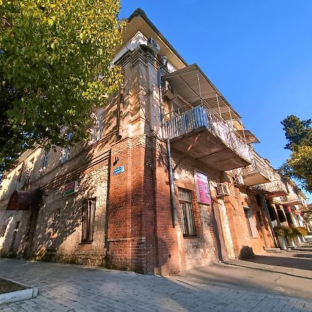 Мини-Отель В Центре Сухума - Аиааира Suhumi Exterior foto