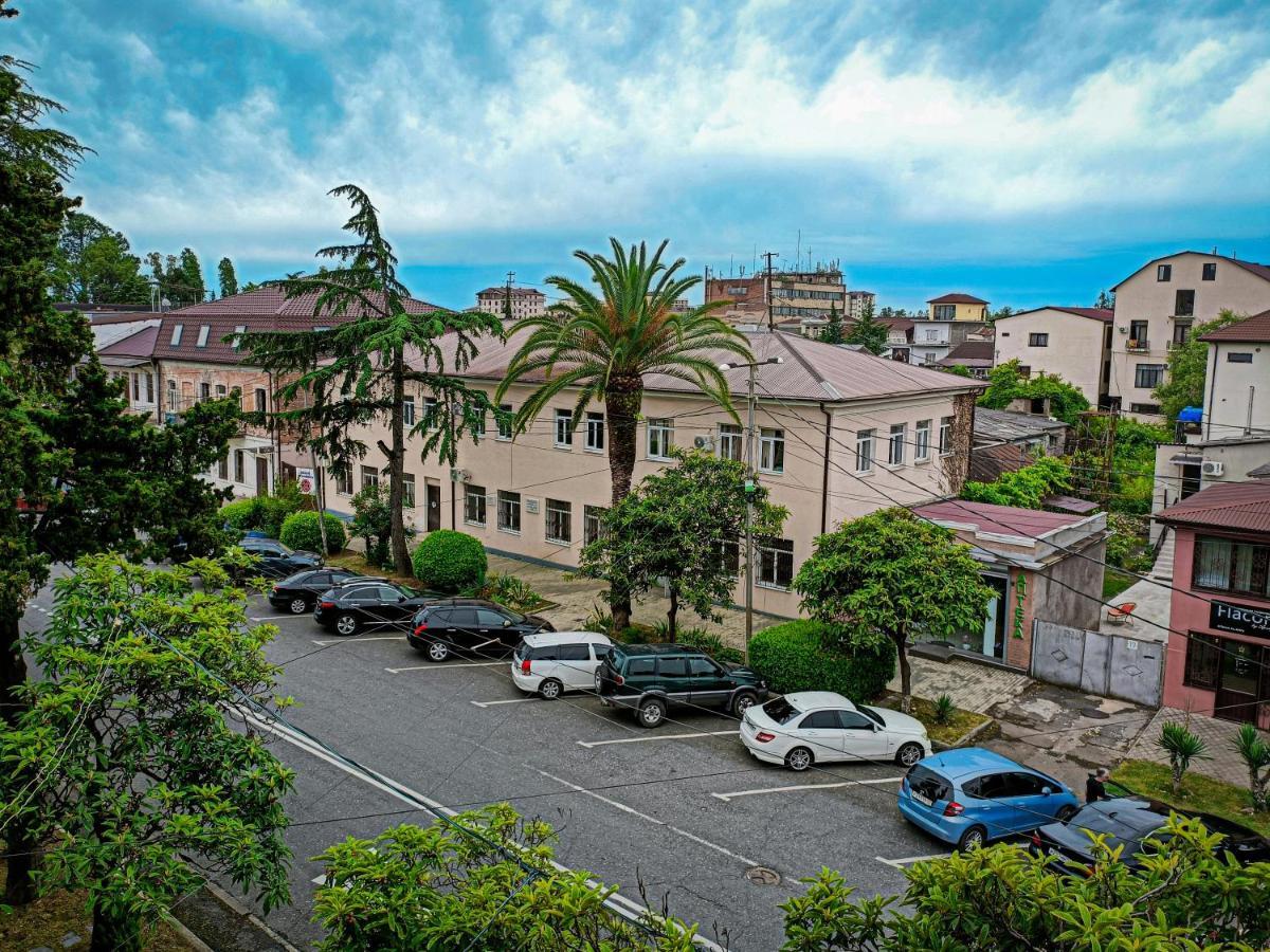 Мини-Отель В Центре Сухума - Аиааира Suhumi Exterior foto